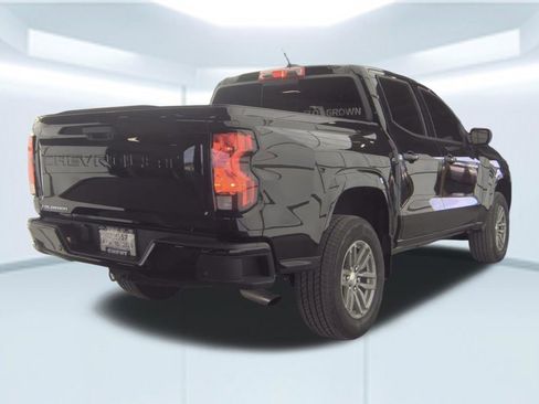 Used 2025 Chevrolet Colorado W/T w/ WT Convenience Package II RWD image 2