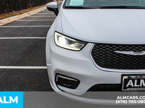 Used 2023 Chrysler Pacifica Touring-L image 11