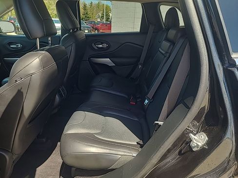 Used 2016 Jeep Cherokee Overland w/ Technology Group AWD/4WD image 19