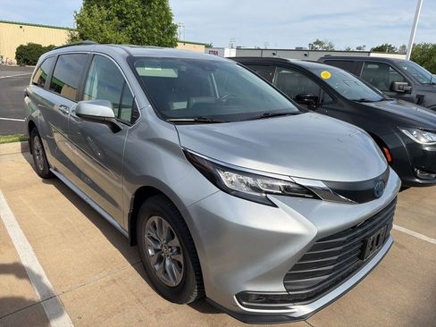 Used 2022 Toyota Sienna LE AWD/4WD image 4