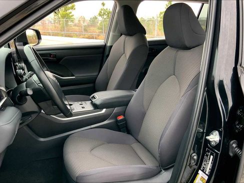 Used 2023 Toyota Highlander LE image 8