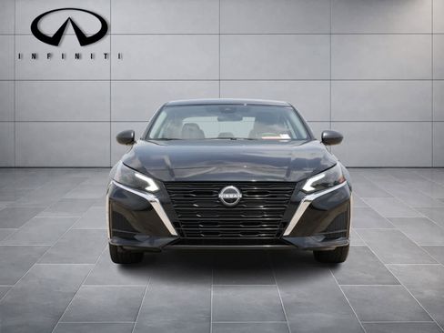 Used 2025 Nissan Altima 2.5 SV FWD image 2