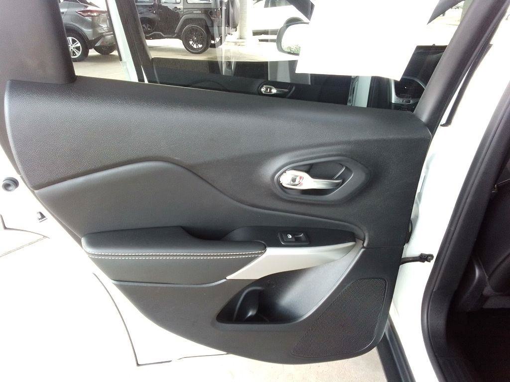 Used 2022 Jeep Cherokee Latitude w/ Sun & Sound Group AWD/4WD image 21