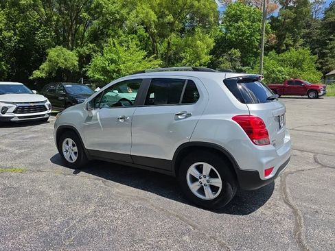 Used 2017 Chevrolet Trax LT w/ LT Convenience Package FWD image 4