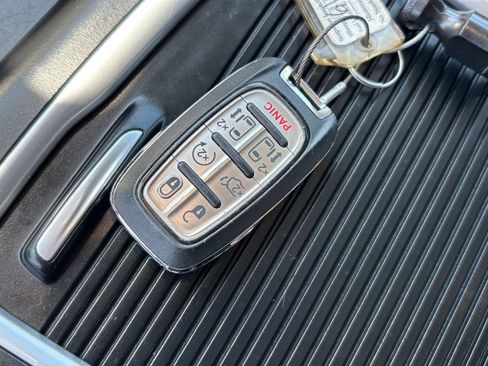 Used 2024 Chrysler Pacifica Touring-L FWD image 25