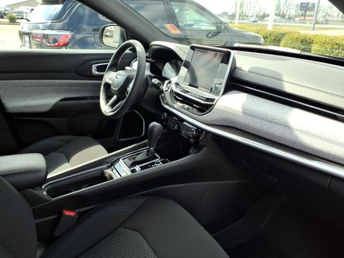 Used 2025 Jeep Compass Sport image 21