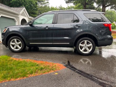 Used 2017 Ford Explorer XLT w/ Equipment Group 202A AWD/4WD image 10