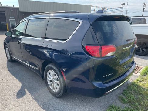 Used 2017 Chrysler Pacifica Touring-L FWD image 5