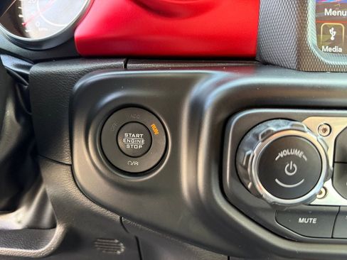 Used 2022 Jeep Wrangler Unlimited Rubicon w/ LED Lighting Group AWD/4WD image 19