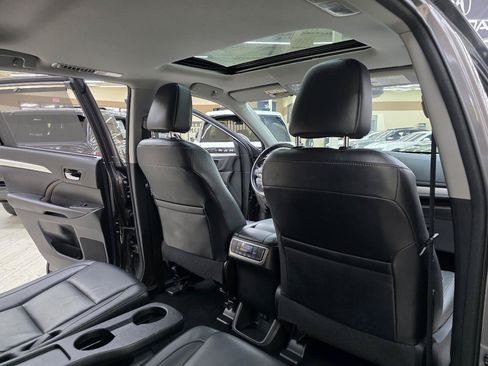 Used 2017 Toyota Highlander SE FWD image 25