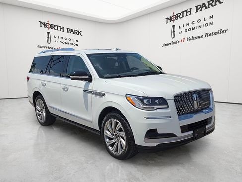 Used 2022 Lincoln Navigator Reserve AWD/4WD image 3