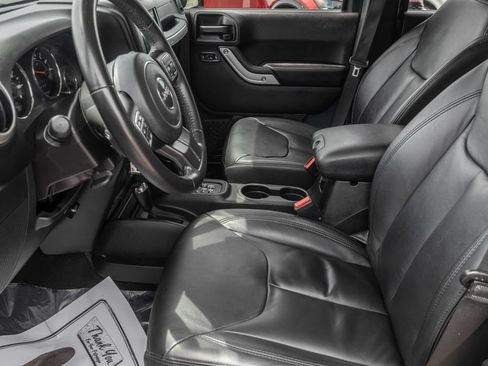 Used 2017 Jeep Wrangler Unlimited Sahara w/ Connectivity Group AWD/4WD image 14