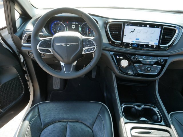 Used 2026 Chrysler Pacifica Limited FWD image 22
