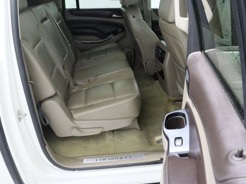 Used 2015 Chevrolet Suburban LT RWD image 34