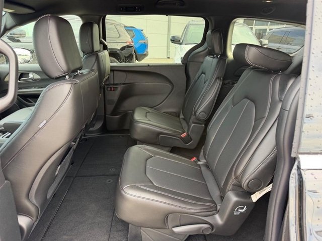 New 2027 Chrysler Pacifica Select FWD image 10
