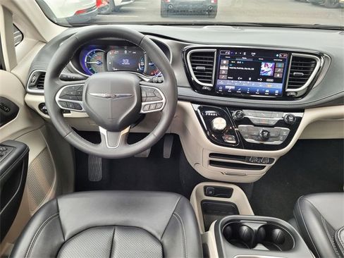 Certified 2024 Chrysler Pacifica Select image 7