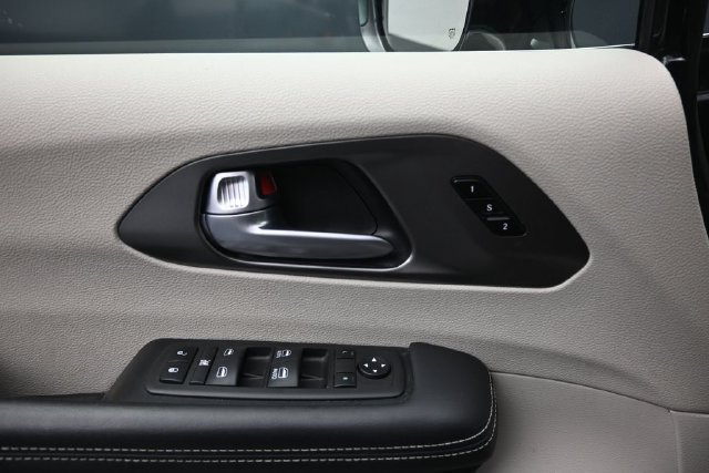 Used 2024 Chrysler Pacifica Touring-L FWD image 11