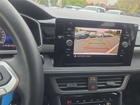 Certified 2025 Volkswagen Taos SE image 22