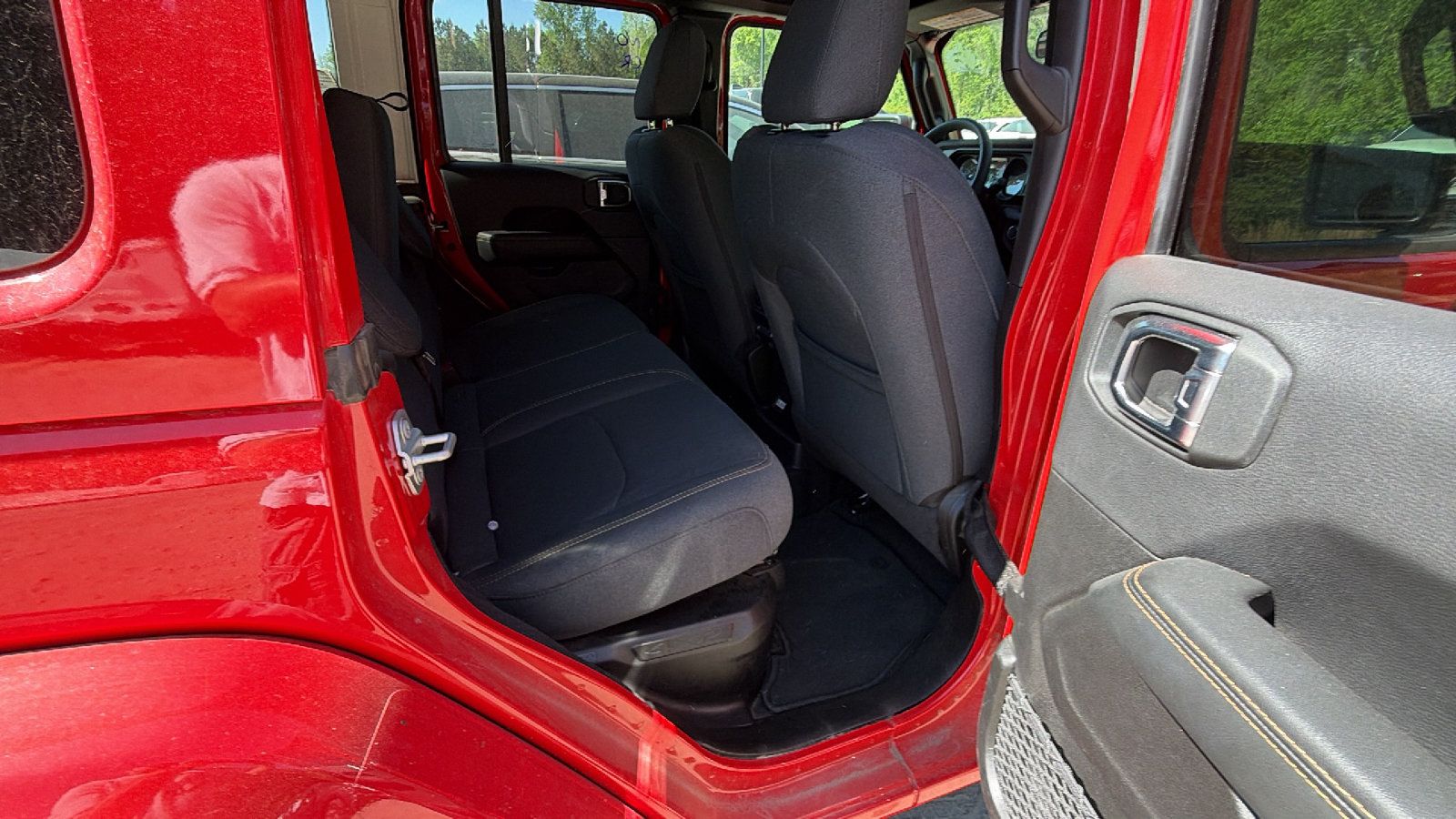 Used 2025 Jeep Wrangler Unlimited Sahara w/ Safety Group AWD/4WD image 21