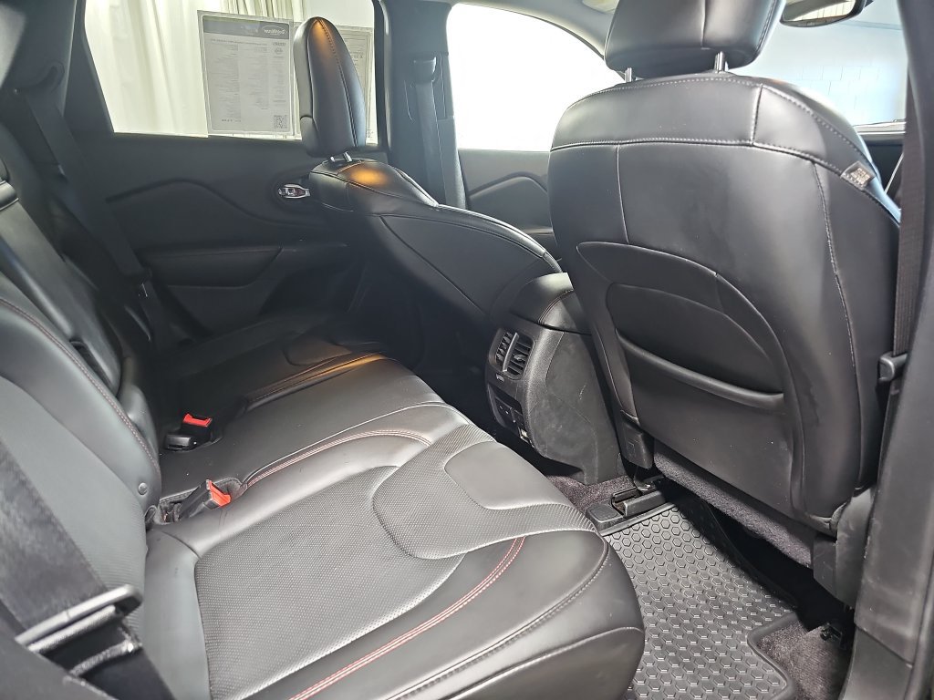 Used 2019 Jeep Cherokee Trailhawk AWD/4WD image 14