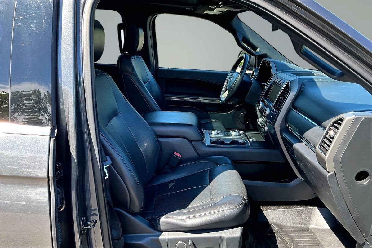 Used 2018 Ford Expedition XLT w/ Equipment Group 202A AWD/4WD image 14