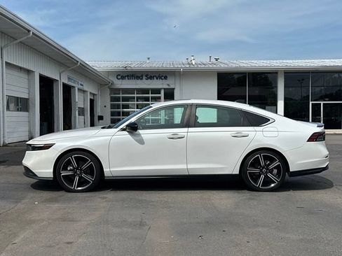 Used 2023 Honda Accord Sport image 2
