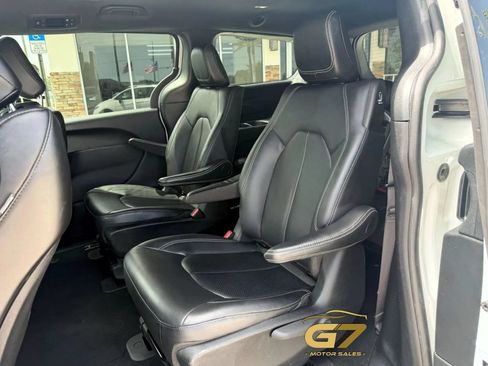 Used 2024 Chrysler Pacifica Limited FWD image 14