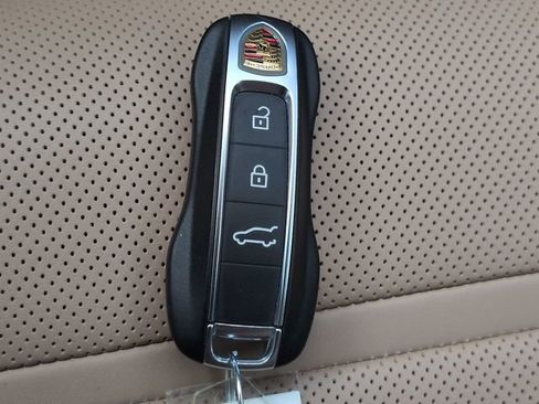 Used 2024 Porsche Cayenne AWD/4WD image 33
