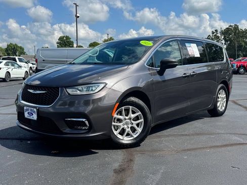 Used 2023 Chrysler Pacifica Touring-L FWD image 28