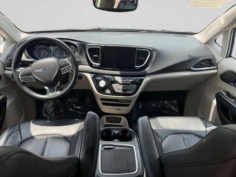 Used 2021 Chrysler Pacifica Touring-L FWD image 14