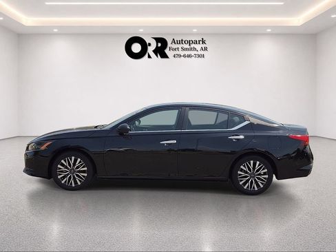 Used 2025 Nissan Altima 2.5 SV FWD image 3
