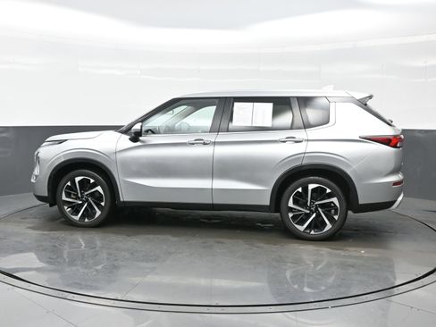 Used 2023 Mitsubishi Outlander SE image 3
