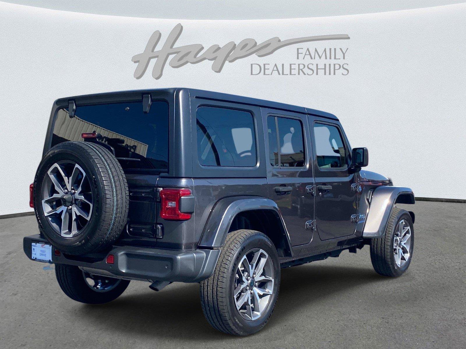 Used 2024 Jeep Wrangler Unlimited w/ Convenience Group AWD/4WD image 3