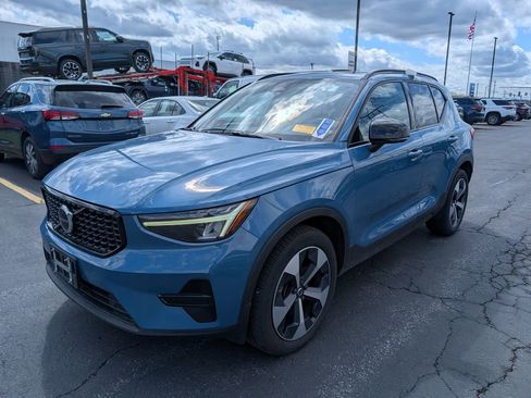 Used 2024 Volvo XC40 B5 Core image 5