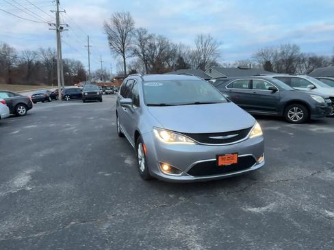 Used 2018 Chrysler Pacifica Touring-L image 2