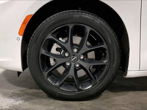 Used 2024 Chrysler Pacifica Limited w/ Uconnect Theater Family Group AWD/4WD image 10