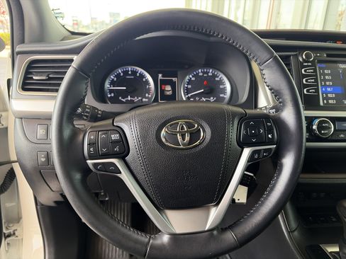 Used 2017 Toyota Highlander Plus image 14