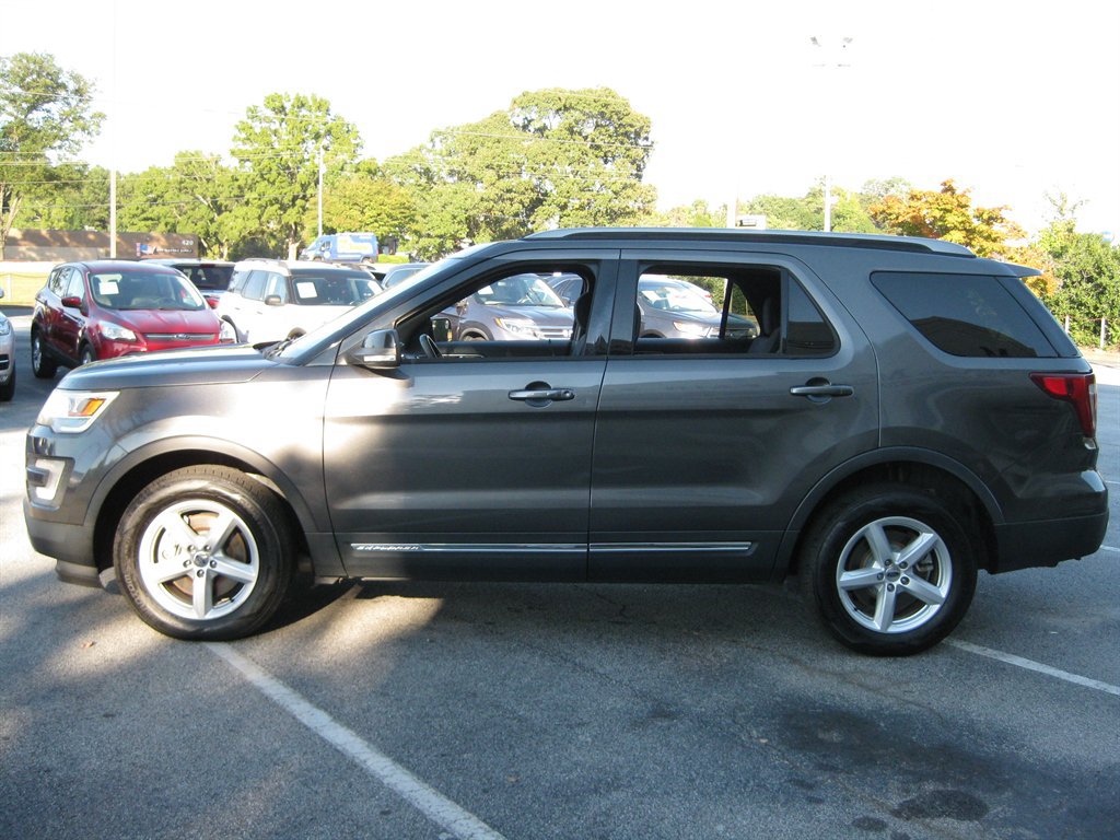 Used 2017 Ford Explorer XLT AWD/4WD image 5