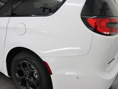 Used 2024 Chrysler Pacifica Limited FWD image 35