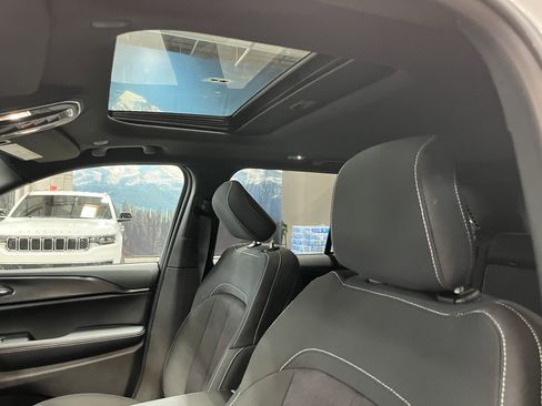 Certified 2025 Jeep Grand Cherokee Laredo w/ Luxury Tech Group I image 22