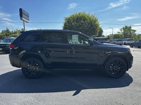 Used 2022 Jeep Grand Cherokee Laredo X AWD/4WD image 4