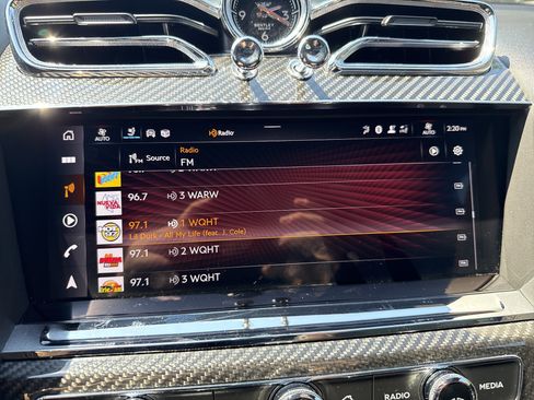 Used 2022 Bentley Bentayga AWD/4WD image 25