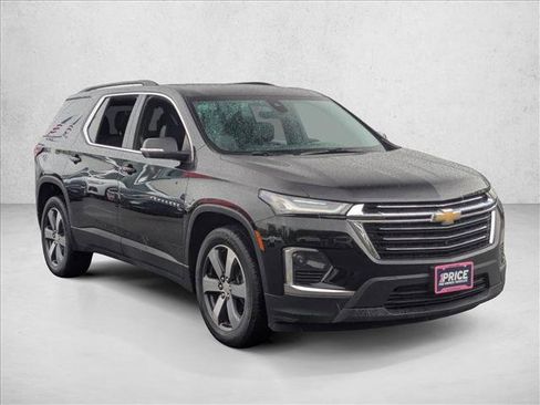 Used 2023 Chevrolet Traverse LT w/ LT Premium Package AWD/4WD image 3