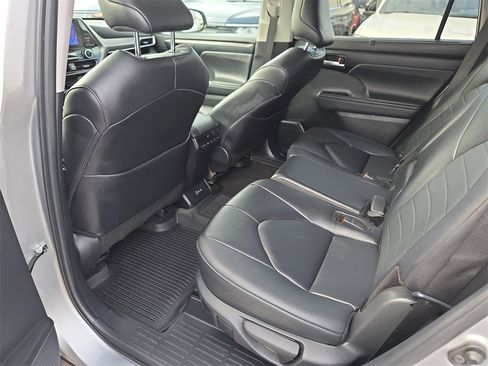 Used 2024 Toyota Highlander XLE image 33