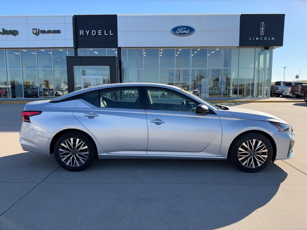 Used 2024 Nissan Altima 2.5 SV FWD image 2