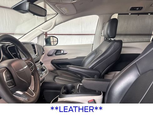Used 2023 Chrysler Pacifica Touring-L FWD image 16