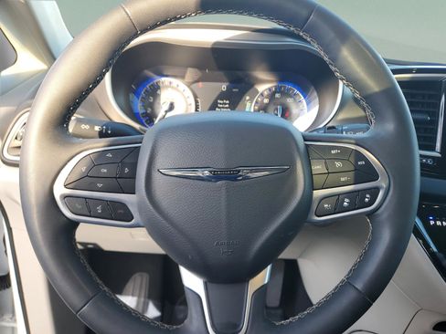 Used 2023 Chrysler Pacifica Touring-L FWD image 16