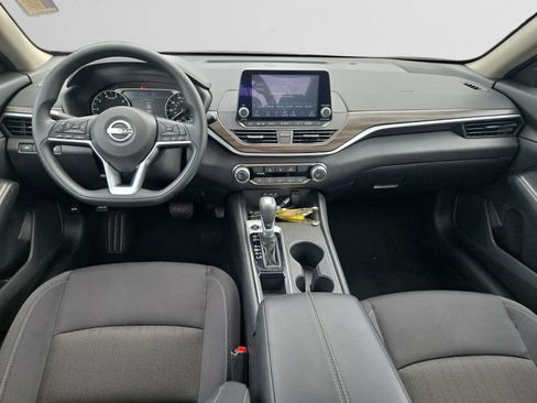 Used 2025 Nissan Altima 2.5 SV FWD image 10
