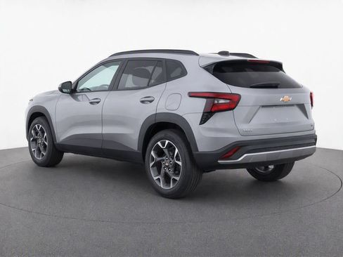 Used 2025 Chevrolet Trax LT w/ LT Convenience Package FWD image 3