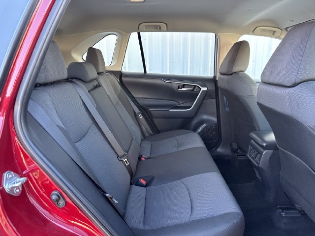 Used 2025 Toyota RAV4 XLE FWD image 31